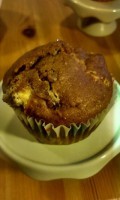 Višňový muffin s kúskami bielej čokolády